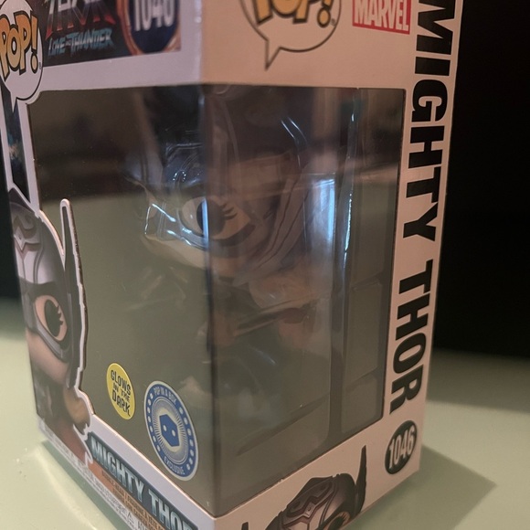 Funko Pop! Thor with Glow Effect - Picture 2 of 4